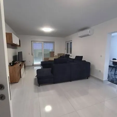 Baroness - Modern & Spacious - 3 Bedroom Apartment Sukosan