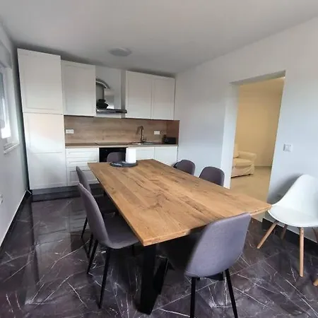 Baroness - Modern & Spacious - 3 Bedroom *