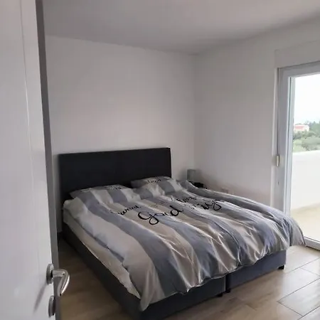 Baroness - Modern & Spacious - 3 Bedroom