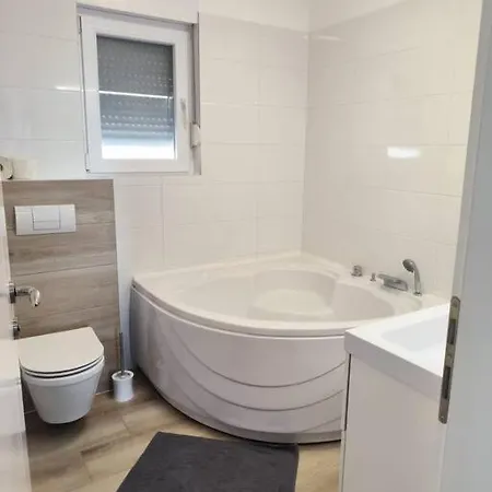 Baroness - Modern & Spacious - 3 Bedroom Sukosan