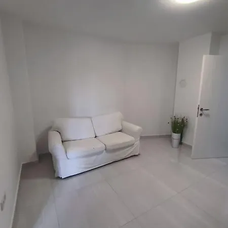 Baroness - Modern & Spacious - 3 Bedroom